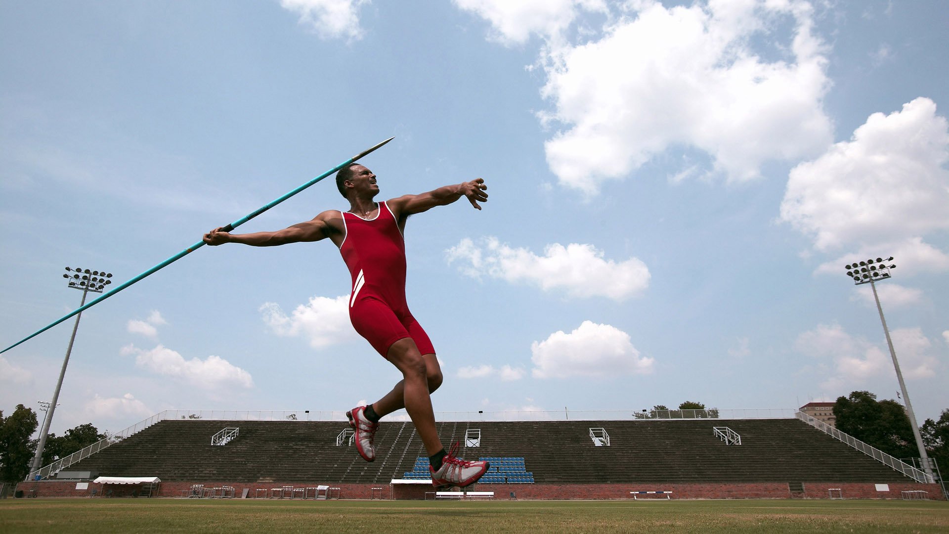 赛道与球场的交响，F1街道赛焦点战启示下的黄蜂巅峰对决